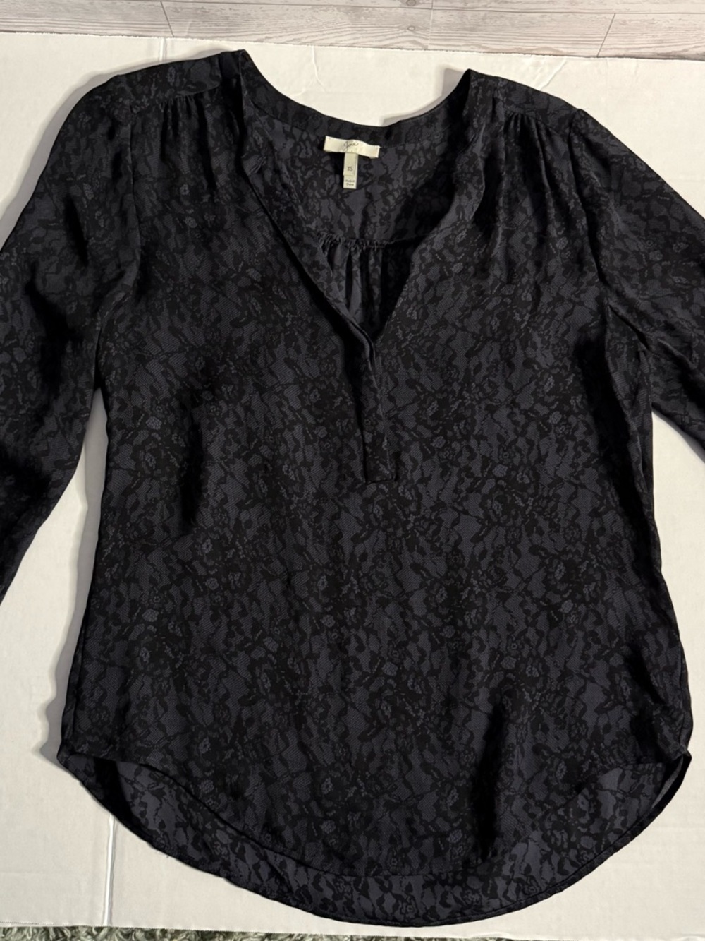 Joie Women's XS Small 100% Silk Black Print Blouse Shirt Long Sleeve